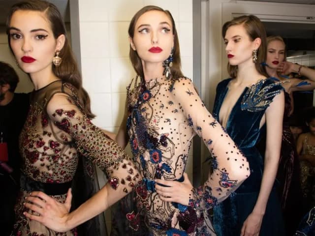 Modne sukienki na sylwestra: trendy, kolory i fasony, które zachwycą Modne sukienki na sylwestra: trendy, kolory i fasony, które zachwycą