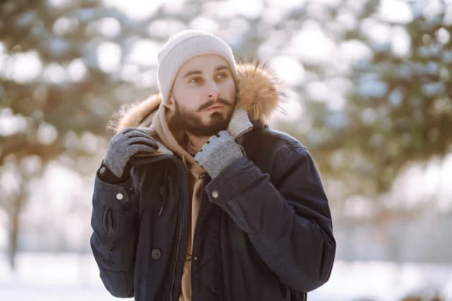 Elegancka czapka męska – jak wybrać idealny model i stylizować go?
